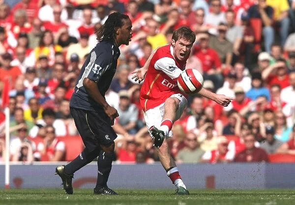 Arsenal's Hleb vs. Gardner: A Battle in Arsenal's 2-1 Win Over Bolton, FA Premiership, Emirates Stadium, London, 14 / 4 / 2007