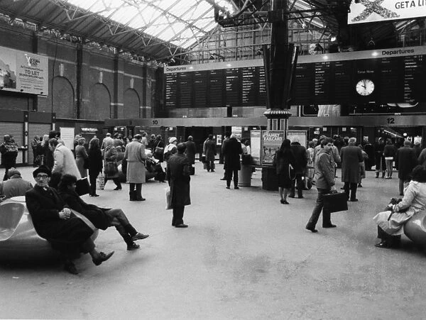 London Victoria station, British Rail, November 1985