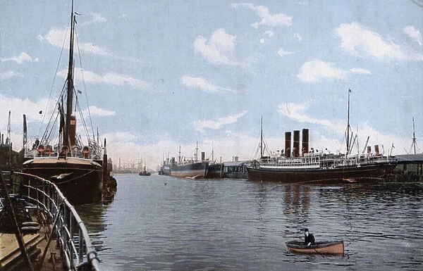 Glasgow, Shipping on Clyde (colour photo)