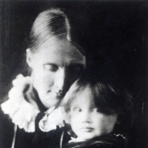 Virginia Woolf, with her mother Julia, 1884 (b / w photo)