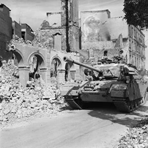 Suez Crisis 1956 A Centurion tank lends support to Commando troops who are carrying
